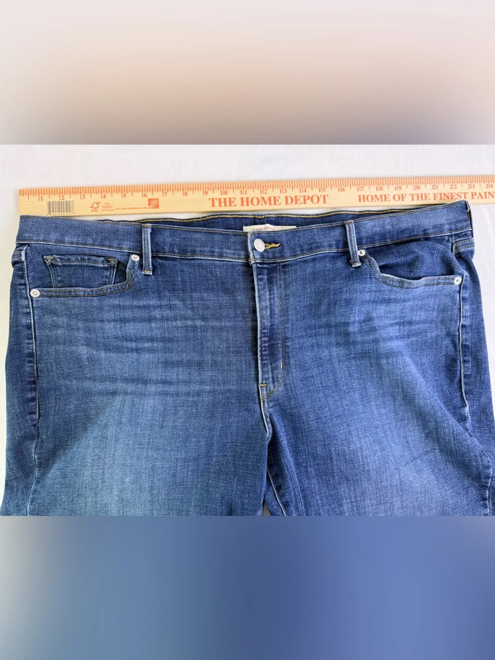 Levi's Women's Mid Rise Classic Straight‎ Medium Wash Blue Jeans